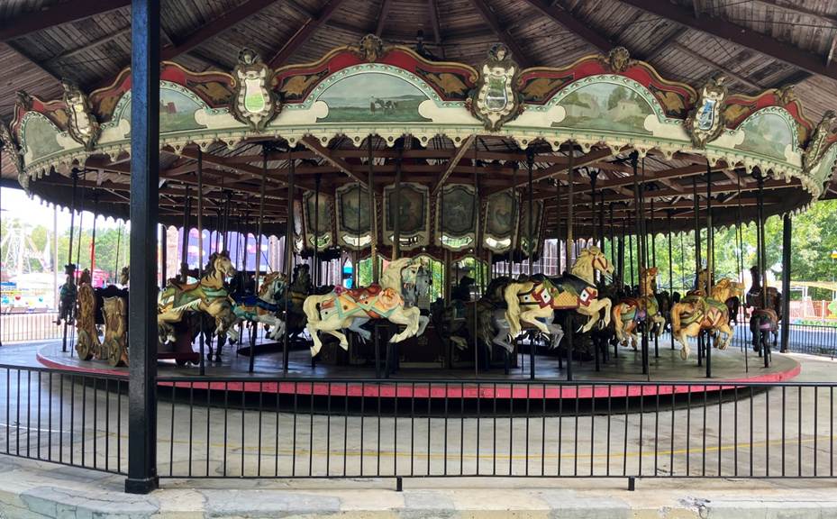 A carousel with horses on it

AI-generated content may be incorrect.