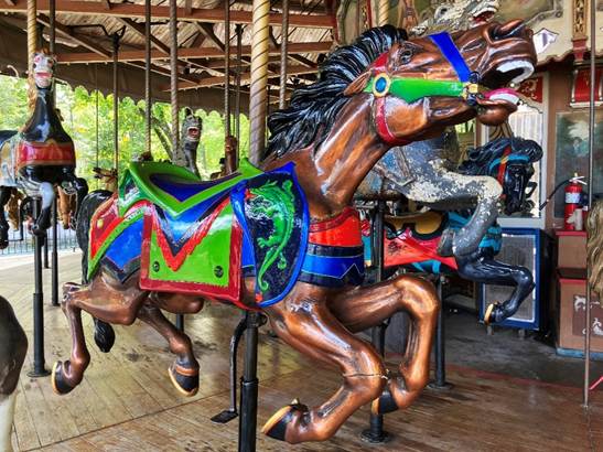A carousel with horses on it

AI-generated content may be incorrect.