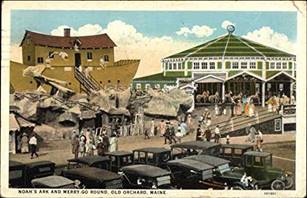 A group of people in front of a building

Description automatically generated