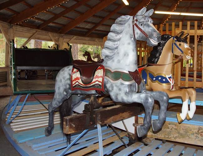A statue of a horse

Description automatically generated