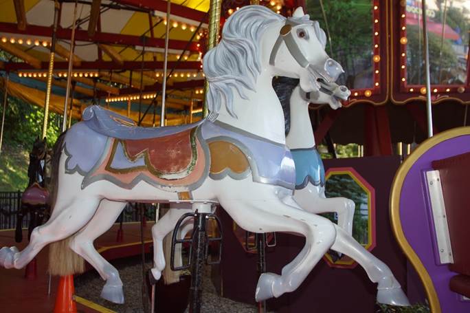 A statue of a carousel

Description automatically generated